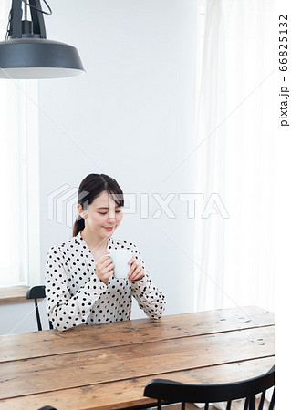 自宅でお茶を飲んでいる女性 自宅でお茶を飲んでいる女性 66825132