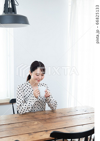 自宅でお茶を飲んでいる女性 66825133
