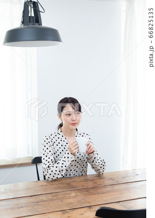 自宅でお茶を飲んでいる女性 自宅でお茶を飲んでいる女性 66825135