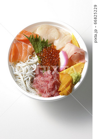 俯瞰で撮影したサーモン、シラス、いくら、帆立、まぐろがのった彩り鮮やかな海鮮丼(白背景) 66825229