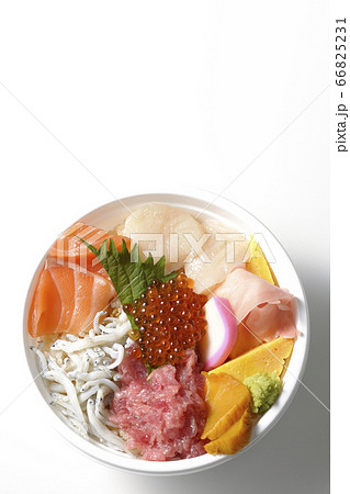 俯瞰で撮影したサーモン、シラス、いくら、帆立、まぐろがのった彩り鮮やかな海鮮丼(白背景) 66825231