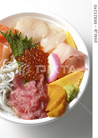 俯瞰で撮影したサーモン、シラス、いくら、帆立、まぐろがのった彩り鮮やかな海鮮丼(白背景) 66825240