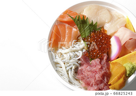 俯瞰で撮影したサーモン、シラス、いくら、帆立、まぐろがのった彩り鮮やかな海鮮丼(白背景) 俯瞰で撮影したサーモン、シラス、いくら、帆立、まぐろがのった彩り鮮やかな海鮮丼(白背景) 66825243