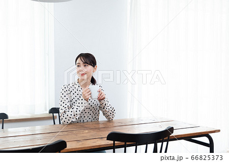 自宅でお茶を飲んでいる女性 自宅でお茶を飲んでいる女性 66825373