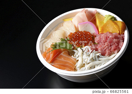 サーモン、シラス、いくら、帆立、まぐろがのった彩り鮮やかな海鮮丼(黒背景) サーモン、シラス、いくら、帆立、まぐろがのった彩り鮮やかな海鮮丼(黒背景) 66825561