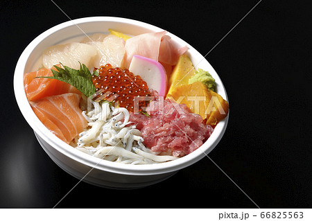 サーモン、シラス、いくら、帆立、まぐろがのった彩り鮮やかな海鮮丼(黒背景) サーモン、シラス、いくら、帆立、まぐろがのった彩り鮮やかな海鮮丼(黒背景) 66825563