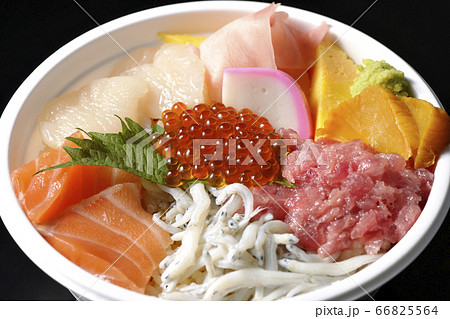 サーモン、シラス、いくら、帆立、まぐろがのった彩り鮮やかな海鮮丼(黒背景) サーモン、シラス、いくら、帆立、まぐろがのった彩り鮮やかな海鮮丼(黒背景) 66825564