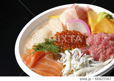 サーモン、シラス、いくら、帆立、まぐろがのった彩り鮮やかな海鮮丼(黒背景) サーモン、シラス、いくら、帆立、まぐろがのった彩り鮮やかな海鮮丼(黒背景) 66825567
