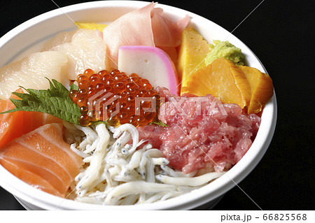 サーモン、シラス、いくら、帆立、まぐろがのった彩り鮮やかな海鮮丼(黒背景) サーモン、シラス、いくら、帆立、まぐろがのった彩り鮮やかな海鮮丼(黒背景) 66825568