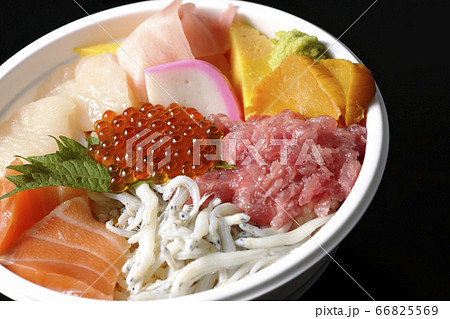サーモン、シラス、いくら、帆立、まぐろがのった彩り鮮やかな海鮮丼(黒背景) サーモン、シラス、いくら、帆立、まぐろがのった彩り鮮やかな海鮮丼(黒背景) 66825569