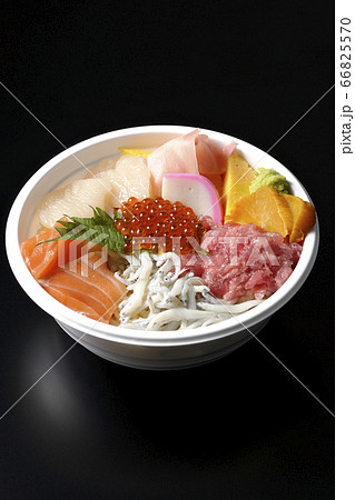 サーモン、シラス、いくら、帆立、まぐろがのった彩り鮮やかな海鮮丼(黒背景) 66825570
