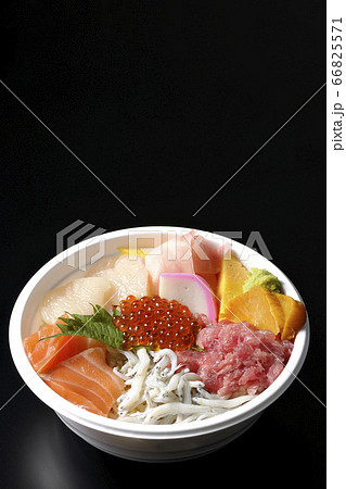 サーモン、シラス、いくら、帆立、まぐろがのった彩り鮮やかな海鮮丼(黒背景) 66825571
