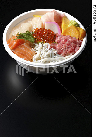 サーモン、シラス、いくら、帆立、まぐろがのった彩り鮮やかな海鮮丼(黒背景) 66825572