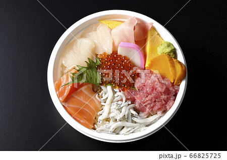 サーモン、シラス、いくら、帆立、まぐろがのった彩り鮮やかな海鮮丼(黒背景、俯瞰) 66825725