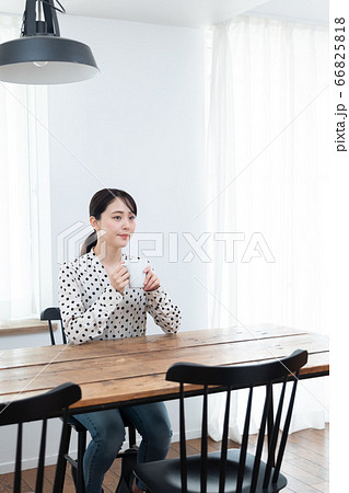自宅でお茶を飲んでいる女性 自宅でお茶を飲んでいる女性 66825818