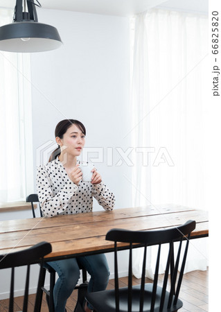 自宅でお茶を飲んでいる女性 自宅でお茶を飲んでいる女性 66825820