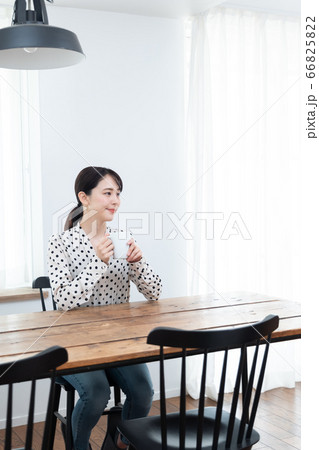 自宅でお茶を飲んでいる女性 66825822