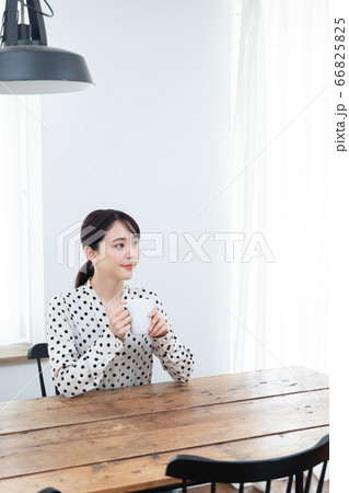 自宅でお茶を飲んでいる女性 66825825