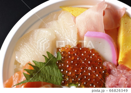 サーモン、ホタテ、イクラ、マグロがのった海鮮丼 サーモン、ホタテ、イクラ、マグロがのった海鮮丼 66826349