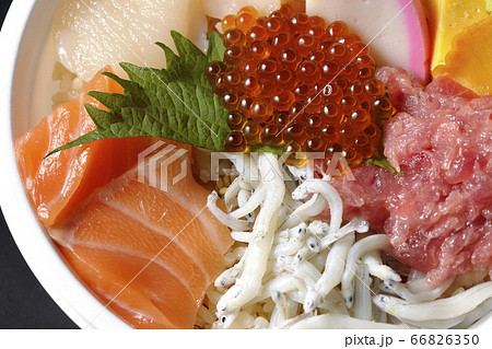 サーモン、シラス、ホタテ、イクラ、マグロがのった海鮮丼 66826350
