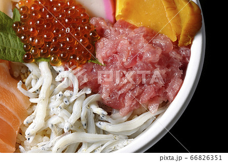 サーモン、シラス、マグロ、イクラののった海鮮丼 サーモン、シラス、マグロ、イクラののった海鮮丼 66826351