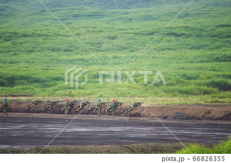 機関銃を射撃する陸上自衛隊 66826355