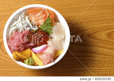 サーモン、シラス、いくら、帆立、まぐろがのった彩り鮮やかな海鮮丼(俯瞰) サーモン、シラス、いくら、帆立、まぐろがのった彩り鮮やかな海鮮丼(俯瞰) 66826390
