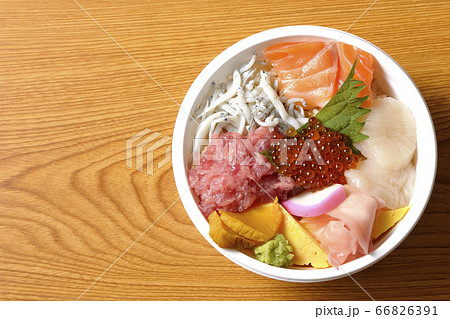サーモン、シラス、いくら、帆立、まぐろがのった彩り鮮やかな海鮮丼（俯瞰） 66826391