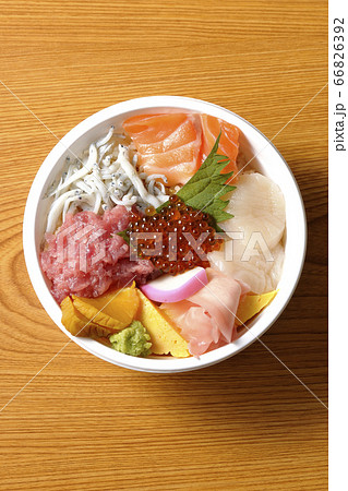 サーモン、シラス、いくら、帆立、まぐろがのった彩り鮮やかな海鮮丼（俯瞰） 66826392