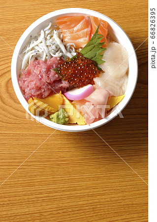 サーモン、シラス、いくら、帆立、まぐろがのった彩り鮮やかな海鮮丼(俯瞰) サーモン、シラス、いくら、帆立、まぐろがのった彩り鮮やかな海鮮丼(俯瞰) 66826395