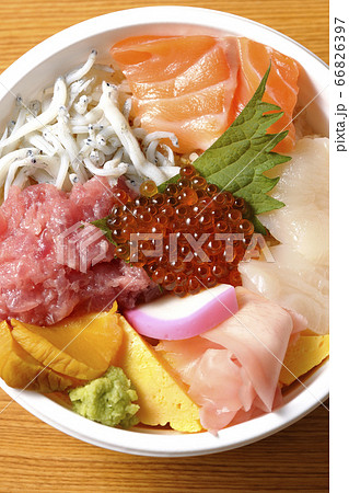 サーモン、シラス、いくら、帆立、まぐろがのった彩り鮮やかな海鮮丼(俯瞰) サーモン、シラス、いくら、帆立、まぐろがのった彩り鮮やかな海鮮丼(俯瞰) 66826397
