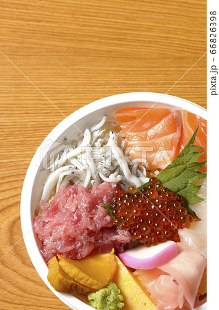 サーモン、シラス、いくら、帆立、まぐろがのった彩り鮮やかな海鮮丼（俯瞰） 66826398