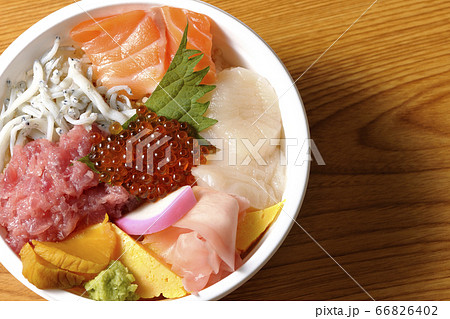 サーモン、シラス、いくら、帆立、まぐろがのった彩り鮮やかな海鮮丼(俯瞰) サーモン、シラス、いくら、帆立、まぐろがのった彩り鮮やかな海鮮丼(俯瞰) 66826402