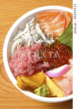 サーモン、シラス、いくら、まぐろがのった彩り鮮やかな海鮮丼(俯瞰) サーモン、シラス、いくら、まぐろがのった彩り鮮やかな海鮮丼(俯瞰) 66826513