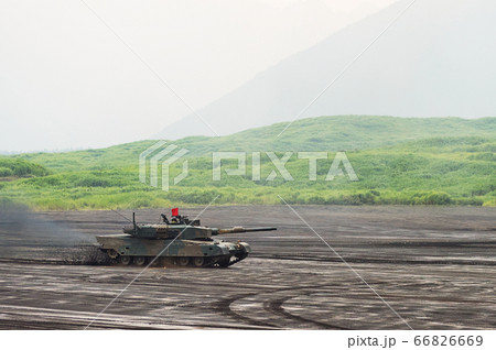 全速前進で疾走する90式戦車の写真素材