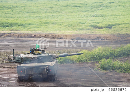 砲台を旋回させ走行中に射撃体勢をとる90式戦車 66826672