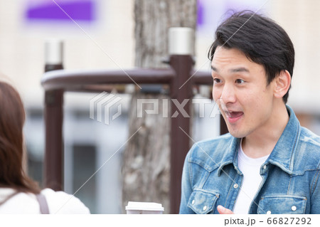 ビックリする男性 ビックリする男性 66827292