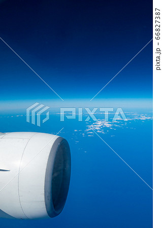ジェット旅客機から眺める成層圏の空と眼下の雲 エンジン 縦位置 ジェット旅客機から眺める成層圏の空と眼下の雲 エンジン 縦位置 66827387