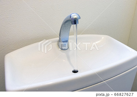 水洗トイレのタンクと蛇口 66827627