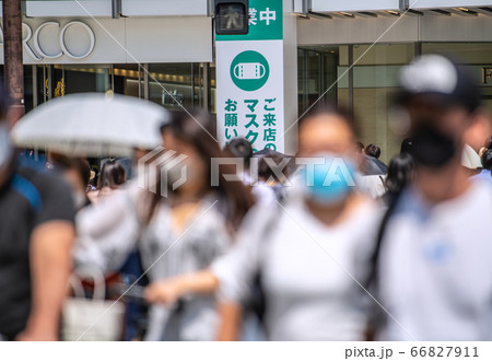 日本の東京都市景観 暑さに負けずマスク姿の通行人たち=錦糸町駅前・パルコ前の横断歩道 日本の東京都市景観 暑さに負けずマスク姿の通行人たち=錦糸町駅前・パルコ前の横断歩道 66827911