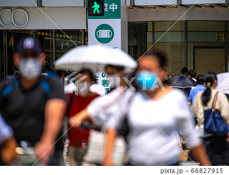 日本の東京都市景観 暑さに負けずマスク姿の通行人たち=錦糸町駅前・パルコ前の横断歩道 日本の東京都市景観 暑さに負けずマスク姿の通行人たち=錦糸町駅前・パルコ前の横断歩道 66827915