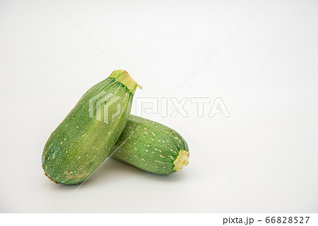 野菜市で買った農家直送の新鮮野菜「夏野菜のズッキーニ」 野菜市で買った農家直送の新鮮野菜「夏野菜のズッキーニ」 66828527