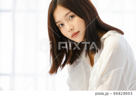 シャツを着たリラックスする若い女性 シャツを着たリラックスする若い女性 66828603