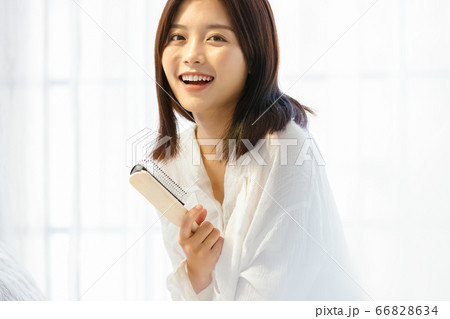 ヘアケアをする若い女性 66828634