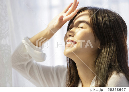 シャツを着たリラックスする若い女性 シャツを着たリラックスする若い女性 66828647
