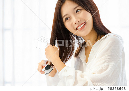ヘアケアをする若い女性 66828648