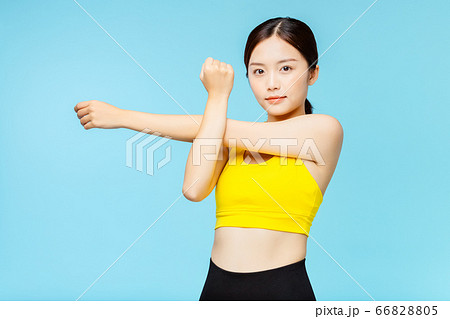 スポーツウェアを着た青背景の女性ポートレート スポーツウェアを着た青背景の女性ポートレート 66828805