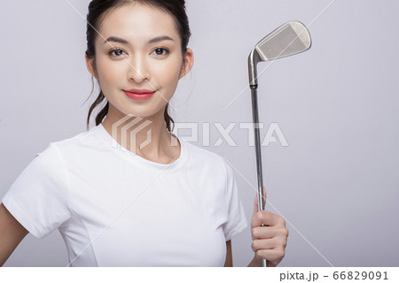 ゴルフをする若い女性 ゴルフをする若い女性 66829091