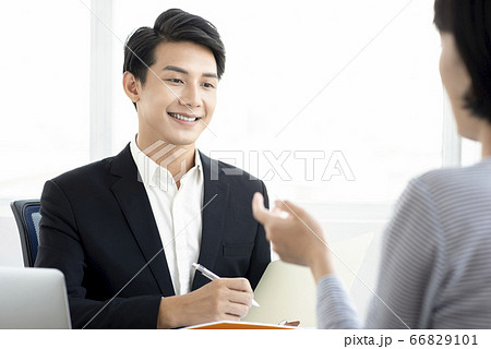 若い男性のビジネスシーン 66829101