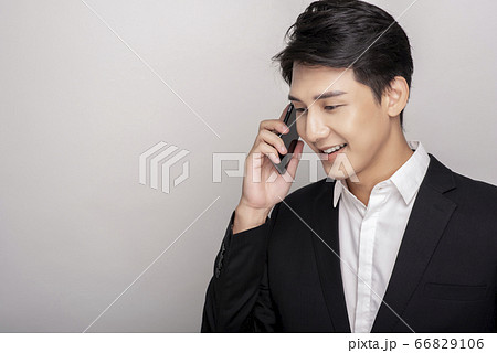 スーツを着た若い男性のビジネスポートレートの写真素材